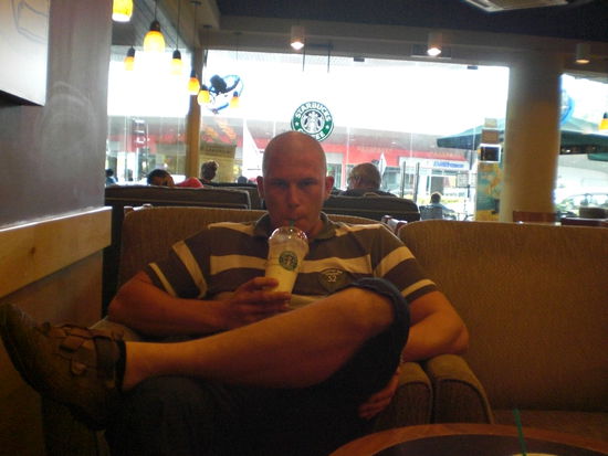 Im Starbucks warteten wir auf die Faehre