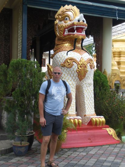Vor dem burmesischem Tempel