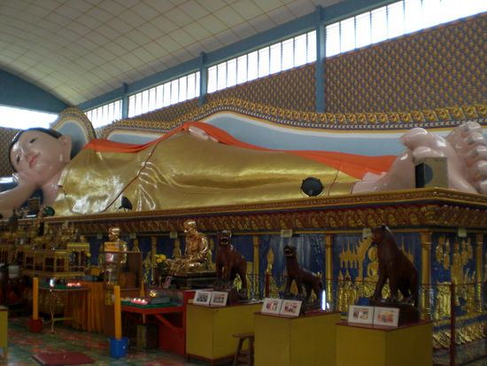 Der liegende Buddah mit einer Laenge von 33 Meter im Thai Tempel