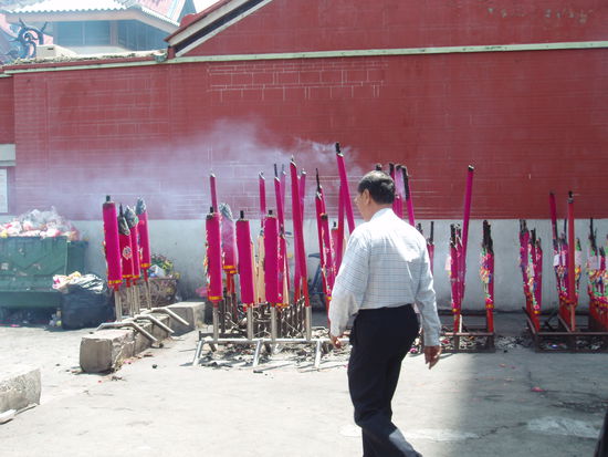 Riessenraeucherstaebchen vor dem chinesischen Tempel