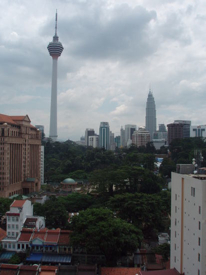 Blick aus unserem Fenster. Der Fernsehturm und die Petronas Towers in Kuala Lumpur
