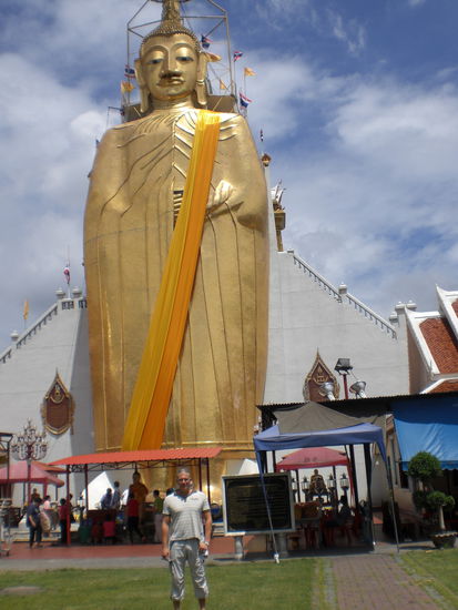 Vor dem stehenden Buddah