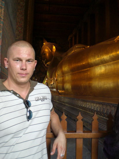 Vor dem liegenden Buddah