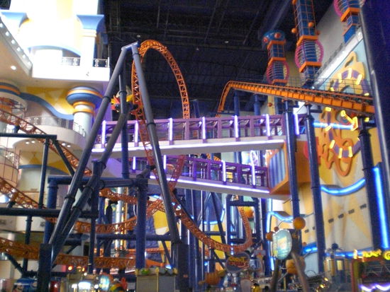 Achterbahn im Vergnuegungspark Cosmos World im Einkaufszentrum