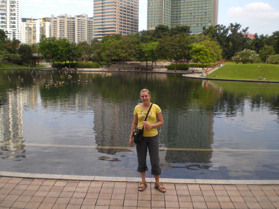 Im Park vor den Petrona Towers