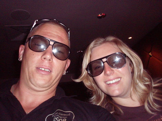 Im 3D Kino der Petrona Towers (nein wir waren nicht besoffen).