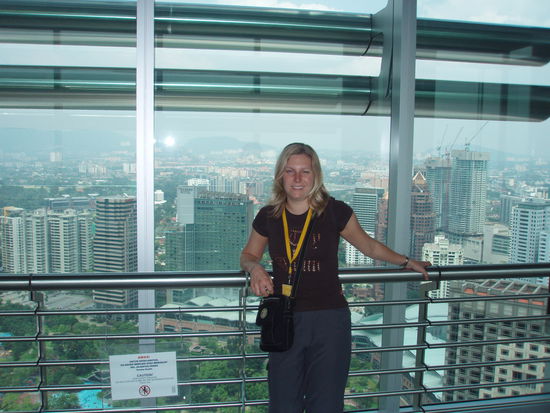 Dani auf der Skybridge der Petron Towers