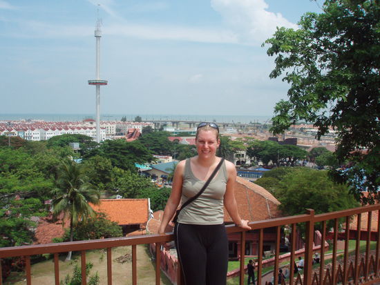 Auf dem St. Pauls Hill mit Blick auf den Melaka Tower