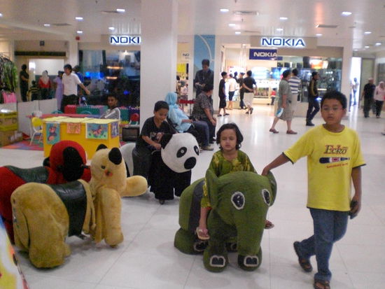 Fahrende Plueschtiere fuer Kinder im Einkaufszentrum