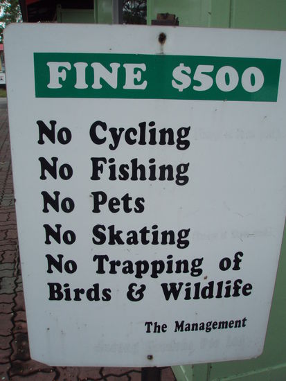 Ueberall irgendwelche Verbotsschilder. Die Strafe hier war noch guenstig.