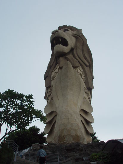 Der groesste Loewenfisch in Singapur auf Sentosa. In den Mund kann man reingehen, wenn man dafuer bezahlt.