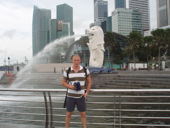 Bei Regen vor dem Loewenfisch