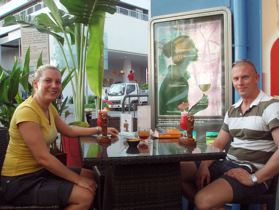 Beim Singapur Sling trinken