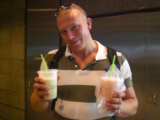 Arne mit einer leckeren Soja Milch mit Ingwer fuer mich und eine Soja Milch mit Wassermelone fuer ihn.