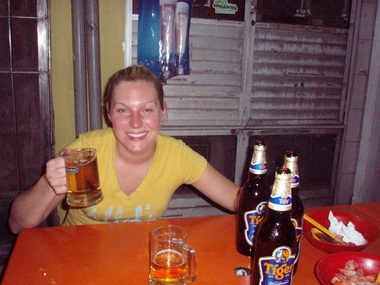 Nach dem Abendessen. Suppe mit Shrimps, Nudeln und einem Tiger Bier.