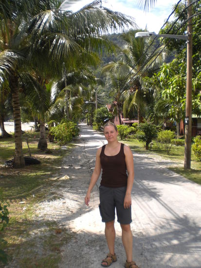 Auf der Hauptstrasse der Insel Tioman