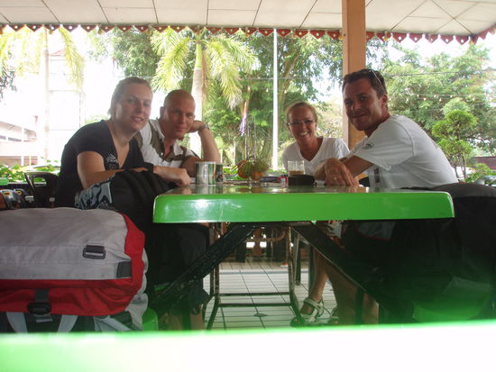 Wir und die 2 aus Daenemark warten auf den Nachtbus. Es waeren noch 11 Stunden gewesen....