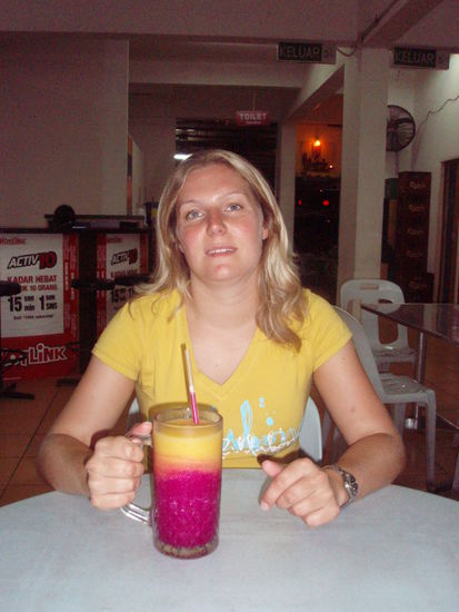 Hmh wie lecker .... Ein frisch gepresster Mango Drachenfrucht Trink