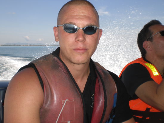 Im Hintergrund sieht man das Wasser vom Speedboot fahren