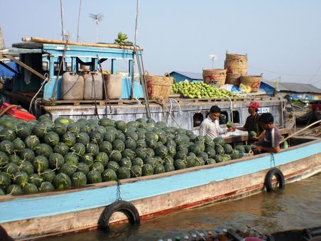 Wassermelonen verkauf auf dem schwimmenden Markt