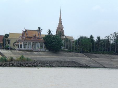 Ausblick vom Boot auf Phom Penh