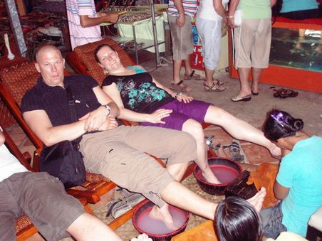 Fußmassage mit Hornhautentfernung Abends auf dem Nachtmarkt in Siem Reap
