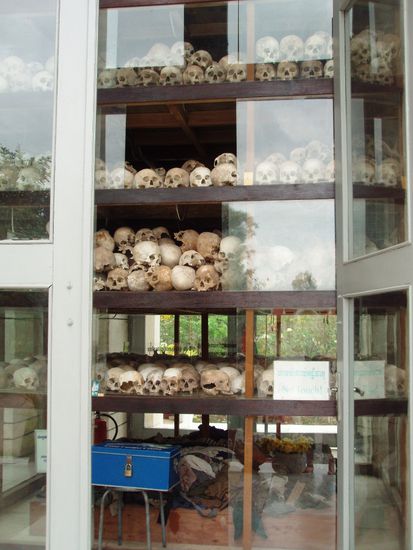 Unten sieht man die Klamotten und darüber die Schädel