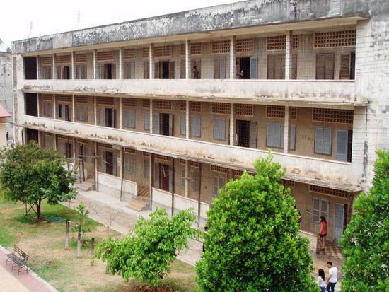 Gefängnislager S-21 mit Stacheldraht davor