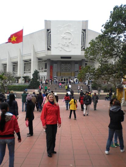 Vor dem Ho Chi Minh Museum