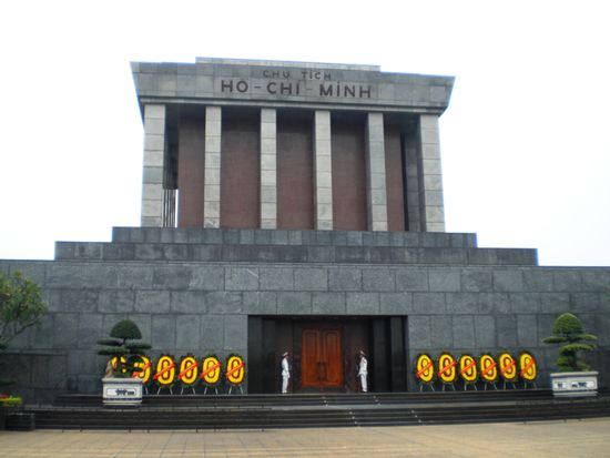 Mausoleum von Ho Chi Minh. 
Leider kann man drinnen nicht Fotografieren