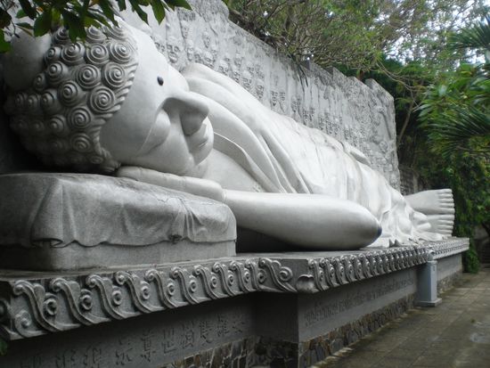 14 Meter liegender Buddha