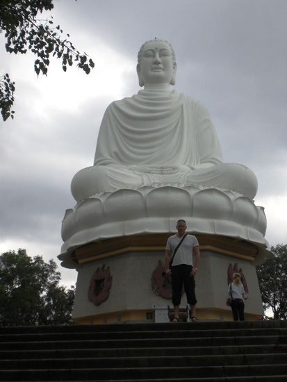 14 Meter Buddha auf einer Lotusblüte