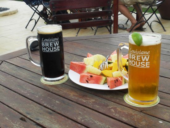 Bier und frische Früchte im Brauhaus direkt am Strand