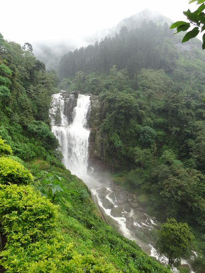 Wasserfall vom Hotel unterwegs