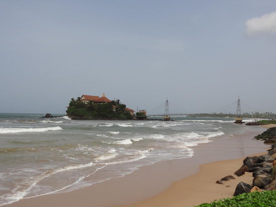 Tempel auf einer Insel auf dem Meer
