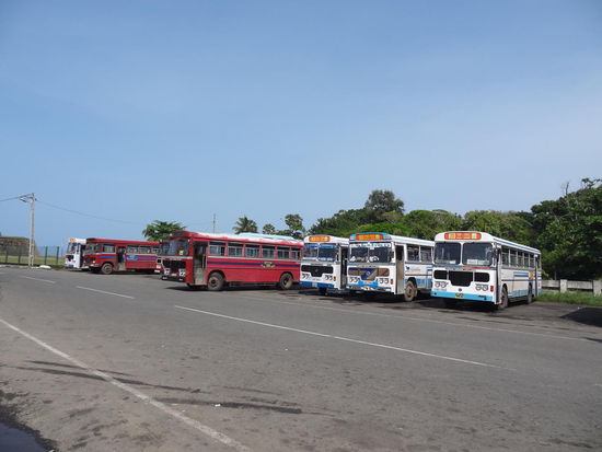 Mit dem einparkenden roten Bus sind wir gefahren