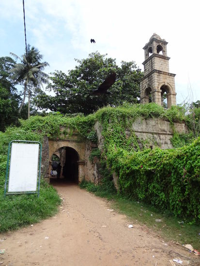 Dahinter ist das Gefängnis