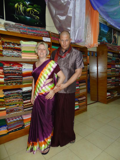 Anprobe im Seidengeschäft