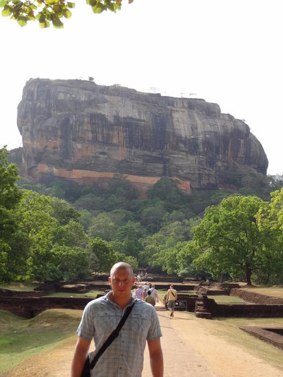 Vor der Felsenfestung