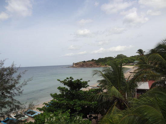 Strand rechts vom Hotel