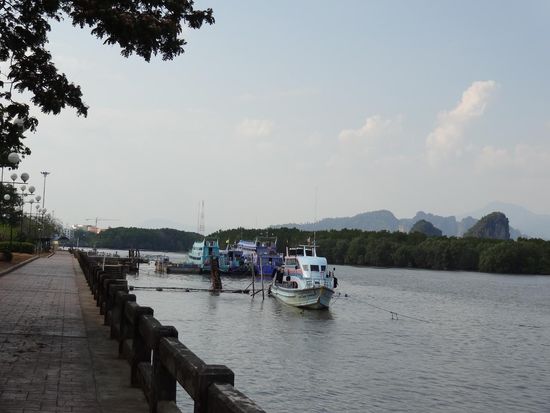 Am Fluss von Krabi Stadt