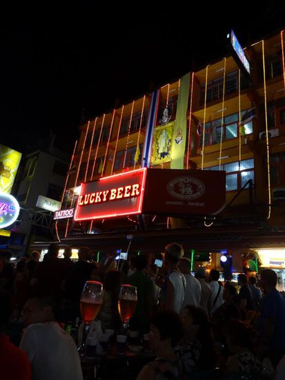 Unten wird gesoffen und oben schaut der König zu 