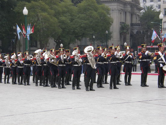 Irgendwie sind wir da mitten in so eine Militaerparade reingeraten...
