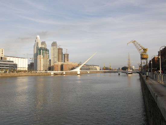 Hyper modernes Hafenviertel mit tollen Lofts und haufenweise Kraenen.