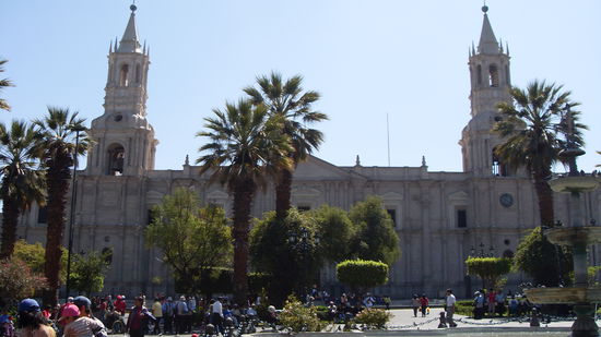 Plaza Principal mit der groessten und beruehmtesten Kirche Arequipas