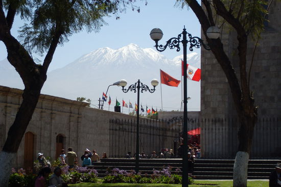 Arequipa ueberragt vom Berg Nevado Chachani....