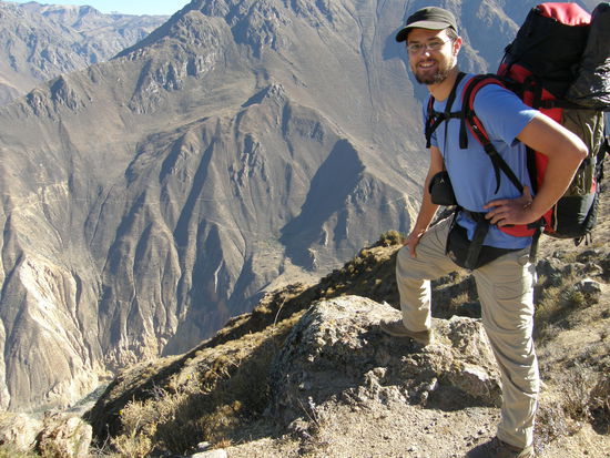 Der Punkt der Wende (Annika schiesst das Foto mit dem Ruecken an der Felswand)