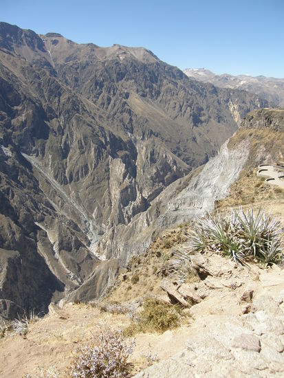 Die Schlucht (ist uebrigens das gleiche wie ein Canyon, naemlich durch einen Fluss entstanden) Annika bekommt von Jogi noch einen Pisco Sour fuer diese Wette