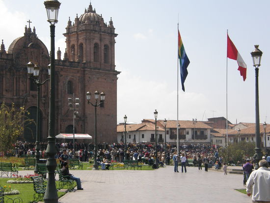 Plaza de Armas bei der Flaggenhissung