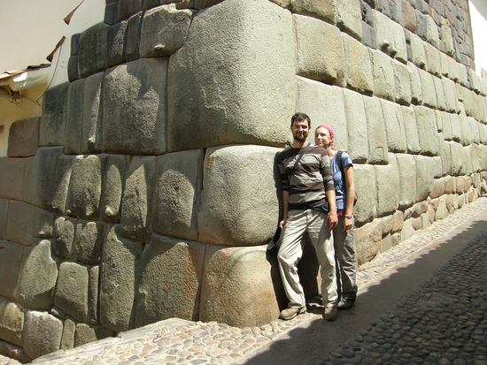 Grosse Steine! Das ist uebrigens auch die Gasse mit dem beruehmten 12-eckigen Stein
